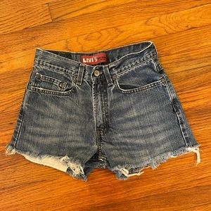 LEVI - 25 - XS - Vintage - 90’s - 00’s - Y2K - medium wash - cut off denim short